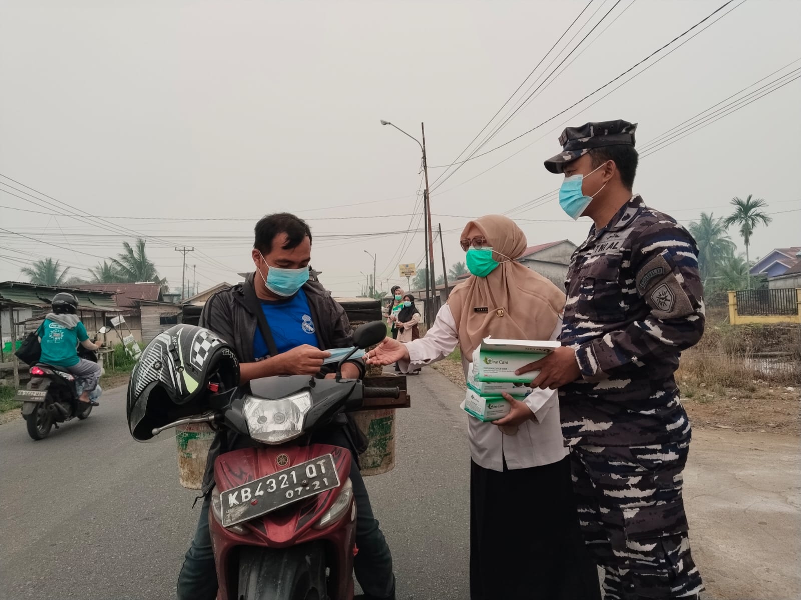 Puskesmas Sungai Kakap Tetap Bagikan Masker Saat Kabut Asap Masih Pekat