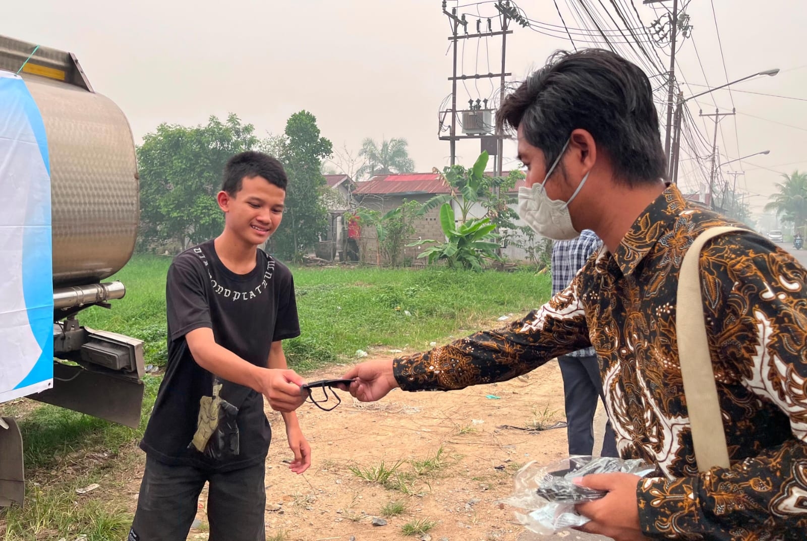 Asap Karhutla Ganggu Warga, Forum Peduli Ibu Pertiwi Bagikan Masker KN95 di Sungai Raya