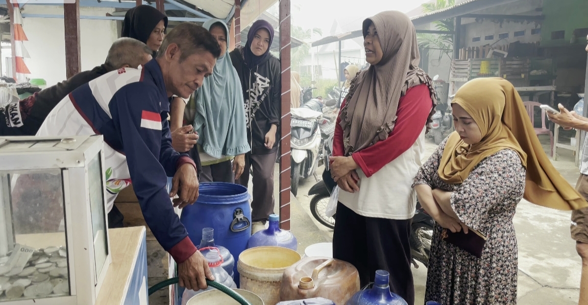 Menembus Selat Remis, APUDSI Kalbar Salurkan Air Bersih untuk Warga Teluk Pakedai