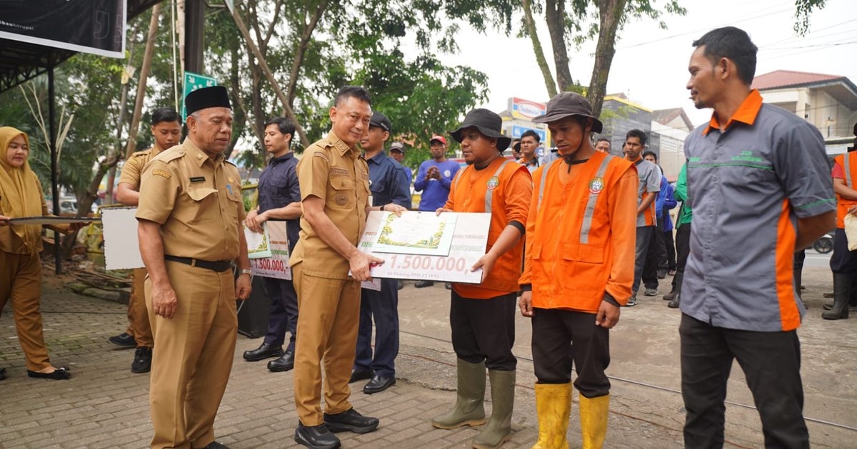 50 Petugas Kebersihan Pontianak Terima Kado Hari Jadi, Masing-Masing Dapat Rp1,5 Juta